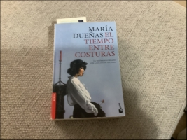 El tiempo entre costuras